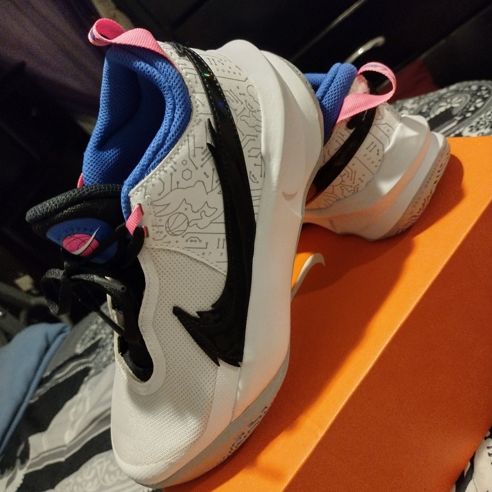 Nike Hustle S10 SE Space Jam Size 5 Youth